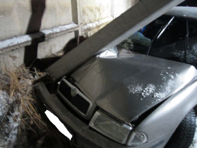 В Ухте водитель Skoda Octavia въехала в опору ЛЭП